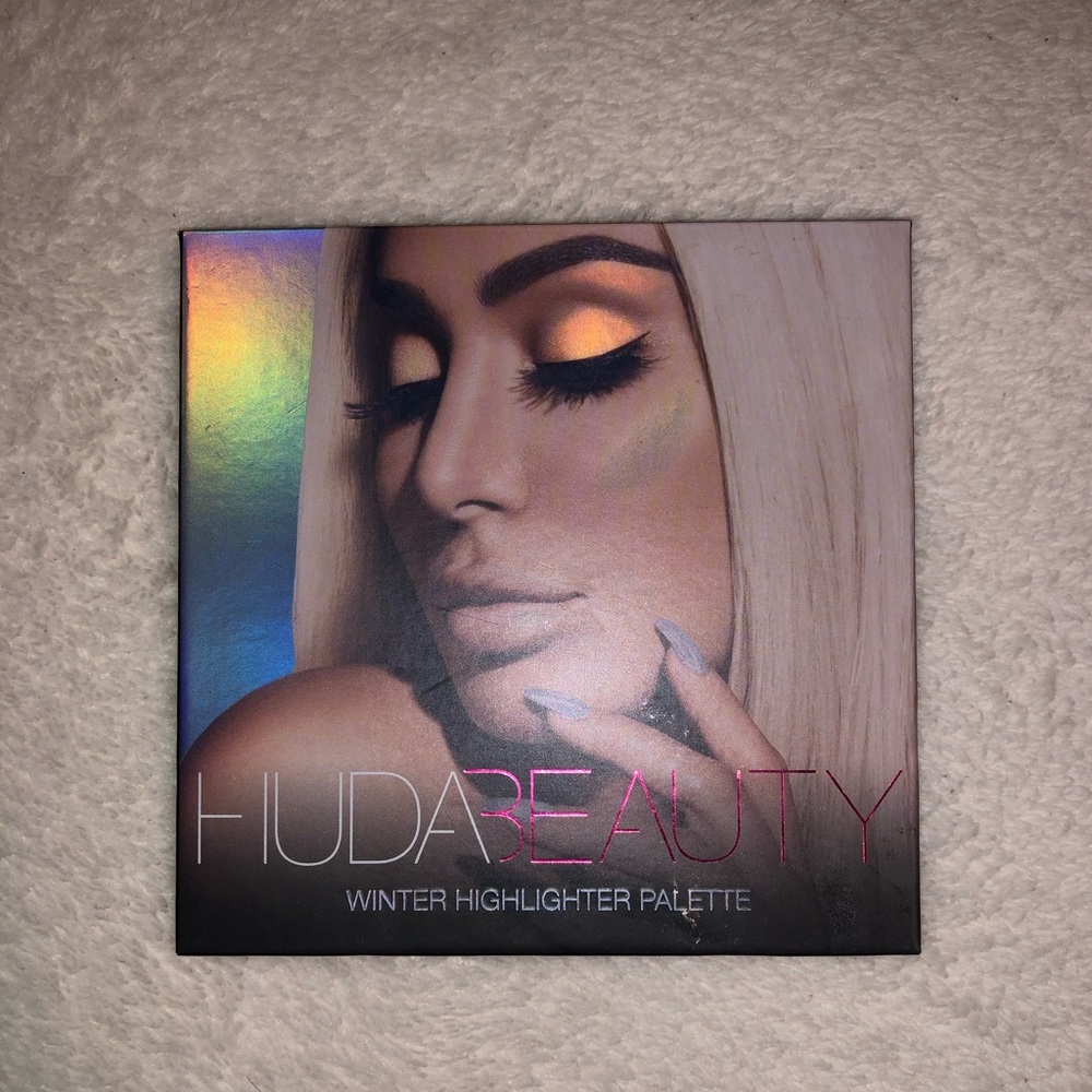 HUDA BEAUTY winter highlighter pallet